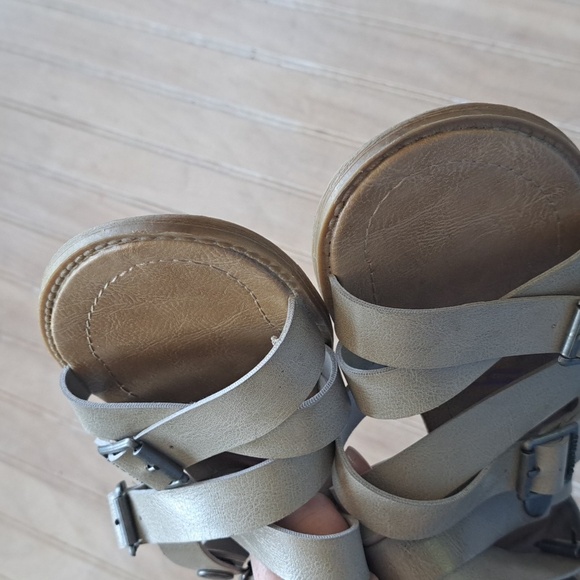 Blowfish Taupe Gladiator Strappy Buckle Snap Boho Malibu Sandals Small Wedge - Picture 6 of 10